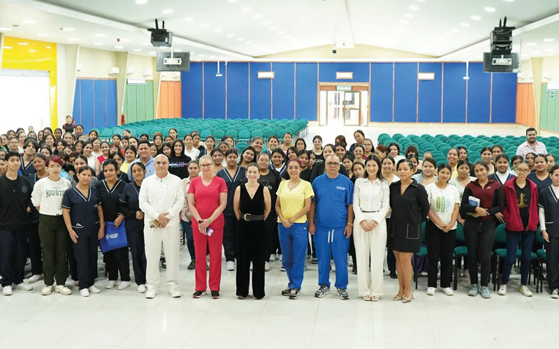 La MSc. Michelle Tolozano Lapierre, vicerrectora de Extensión y Gestión Administrativa del (ITB), dio la bienvenida a 346 nuevos estudiantes.