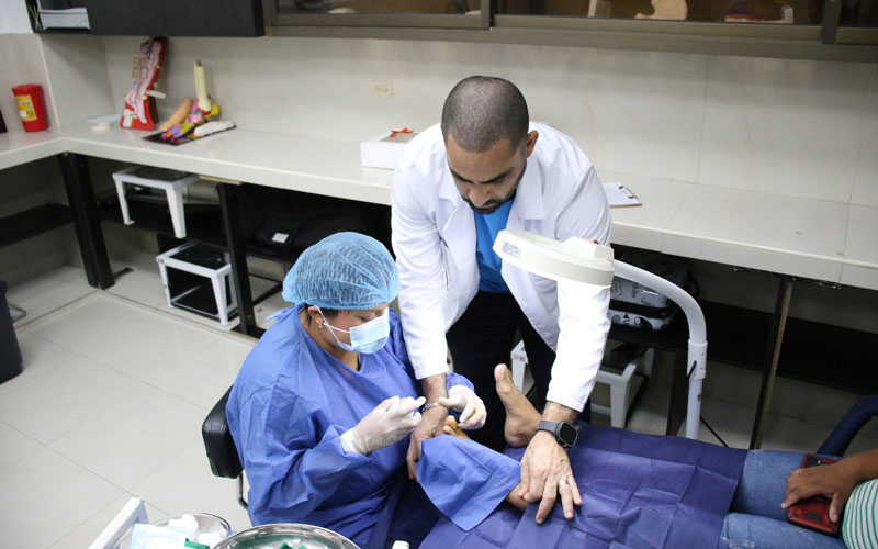 Estudiantes de Podología del ITB demostraron sus conocimientos durante el examen complexivo práctico.