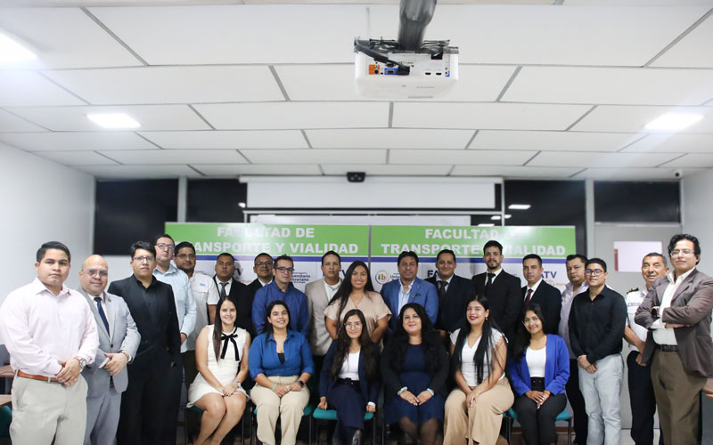 Estudiantes de las carreras de Tránsito y de Transporte Terrestre culminan con éxito su examen complexivo.