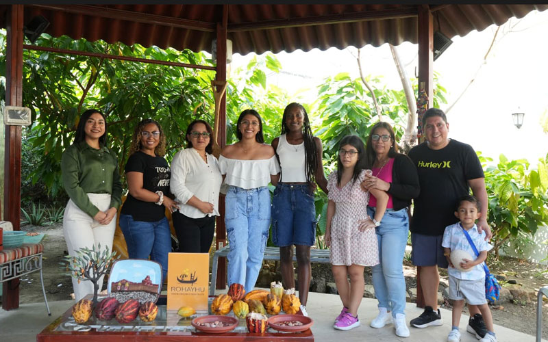 Estudiantes del ITB conocen el mundo del cacao fino de aroma en Casa de Experiencia Rohayhu