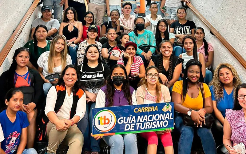 Los estudiantes del MGTA003 y MGTA004 del primer nivel de la carrera Guía Nacional de Turismo visitaron el Museo Municipal