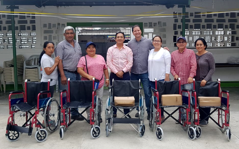 ITB realiza donación de 5 sillas de ruedas.