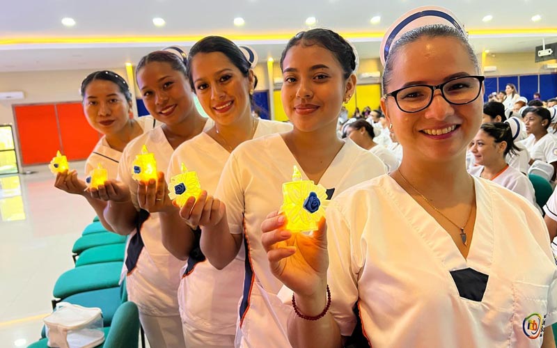 Se desarrolló ceremonia de Imposición de Cofias e Insignias a estudiantes de enfermería