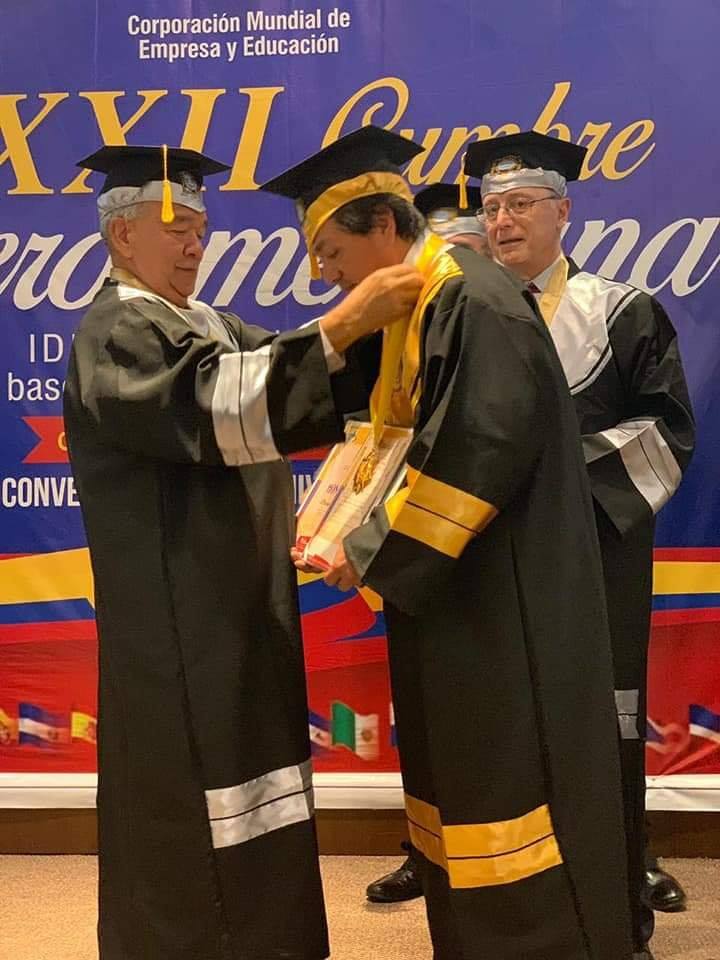 RECTOR DE ITB PhD ROBERTO TOLOZANO BENITES RECIBE UN HONORIS CAUSA