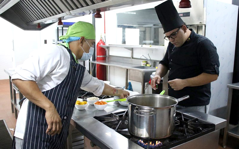 Estudiantes y docentes de ITB se preparan para la feria culinaria más importante del país