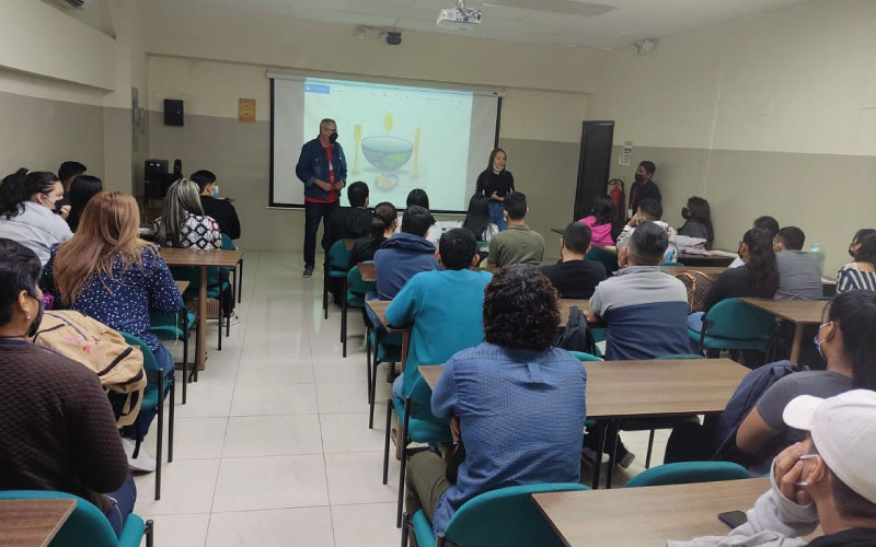 El Lic. Ovel Hernández, coordinador de Vinculación con la Sociedad de la Facultad de Ciencias Empresariales y Sistemas (FACES) se encuentra socializan
