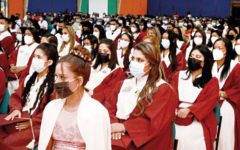 FELICIDADES GRADUADOS. Estudiantes de las carreras Técnico Superior en Enfermería, Tecnología Superior en Gerontología, Podología