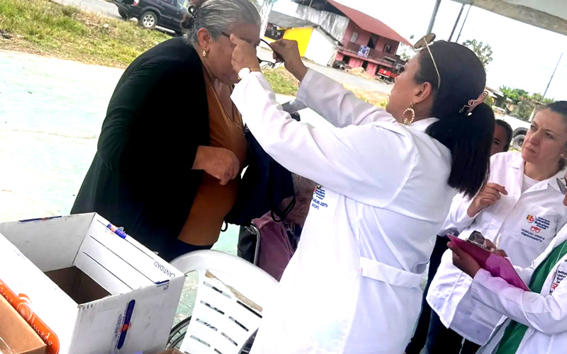Estudiantes de Optometría realizan campañas visuales en varios puntos de la ciudad