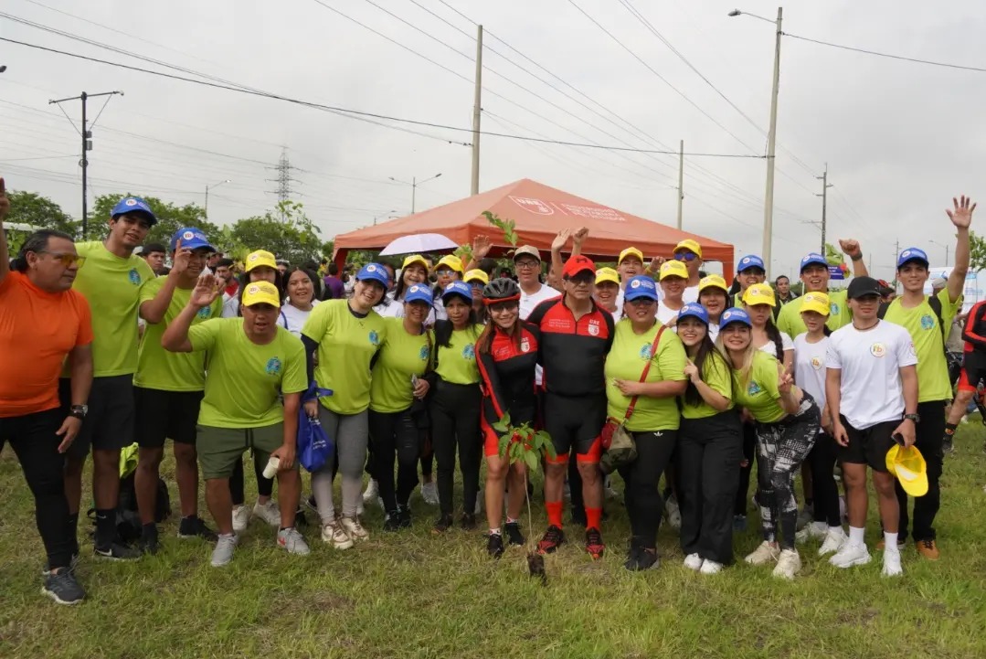 Más de 100 estudiantes de ITB participan en jornada de reforestación