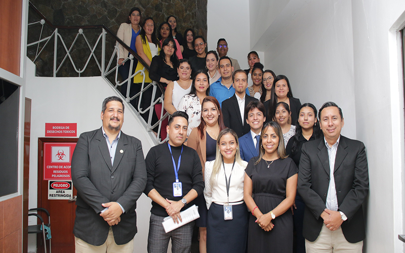 Estudiantes rinden examen complexivo de Contabilidad.