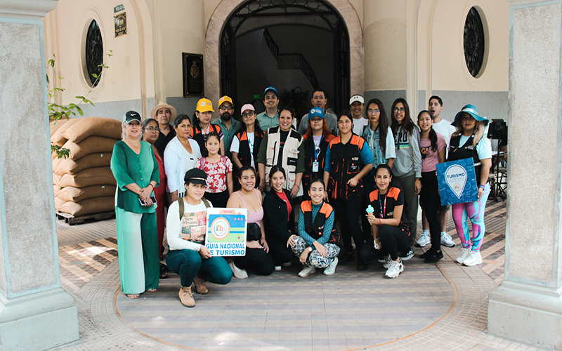  Estudiantes de la carrera de Guía Nacional de Turismo desarrollan proyecto final de sustentación.