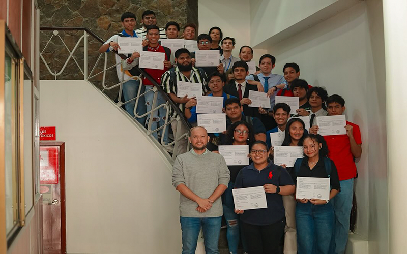  Estudiantes de Software asisten a curso de IT Essentials.