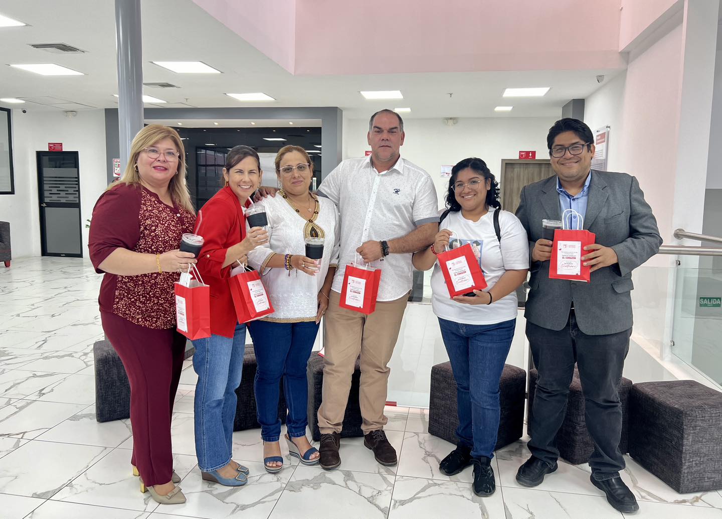 ¡En la Universidad Bolivariana del Ecuador (UBE), celebramos a nuestros maestros con todo el cariño que se merecen en su día!