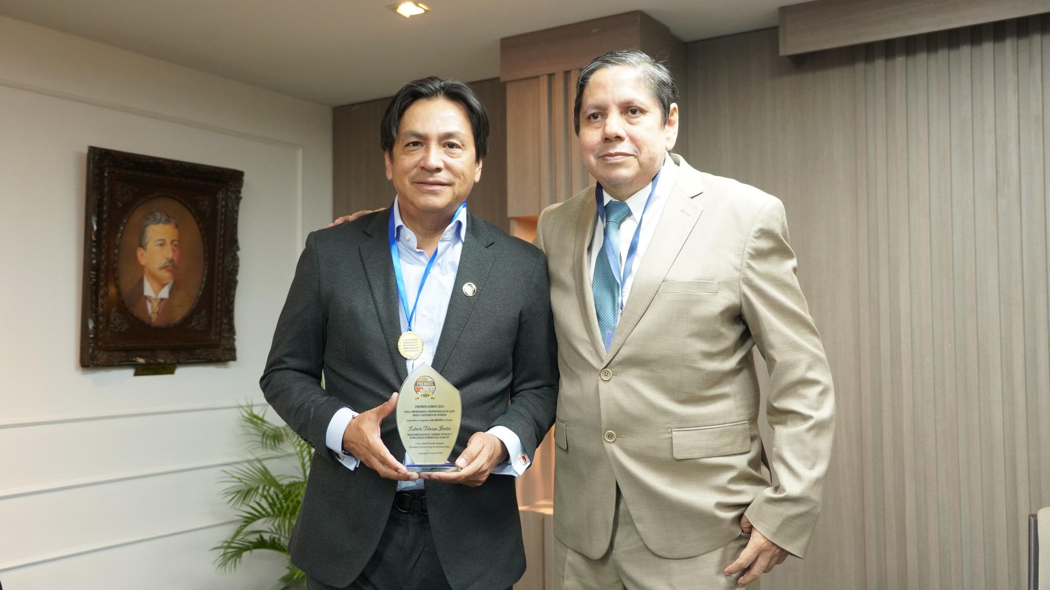 Premios SOMOS 2024 entrega galardón al Ph.D. Roberto Tolozano