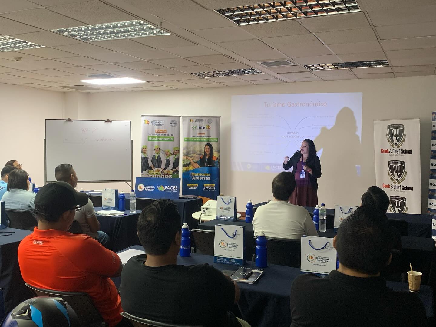 Coordinadora de la carrera de Turismo capacita a concursantes de festival Raíces 2024