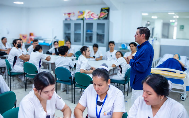 Estudia Enfermería en ITB 