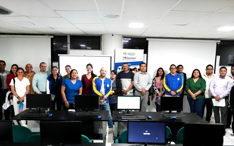 Autoridades, docentes y estudiantes del ITB aprenden a usar el gestor bibliográfico Zotero. 