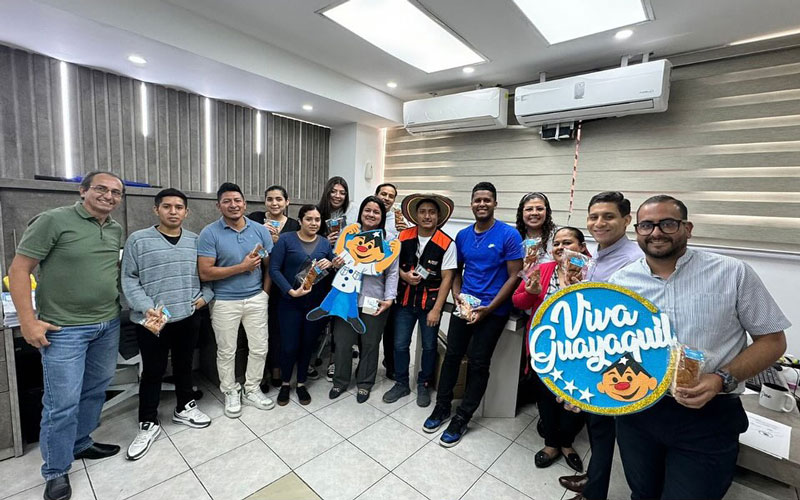 Autoridades y colaboradores del ITB celebran los 204 años de Independencia de Guayaquil.