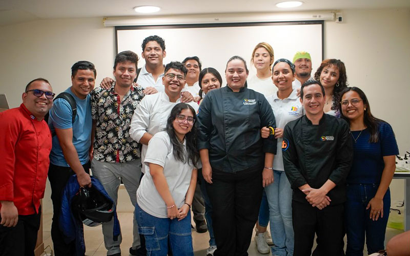 Estudiantes de la carrera de Gastronomía  participaron en el taller Gastronomía molecular como complemento en la coctelería moderna