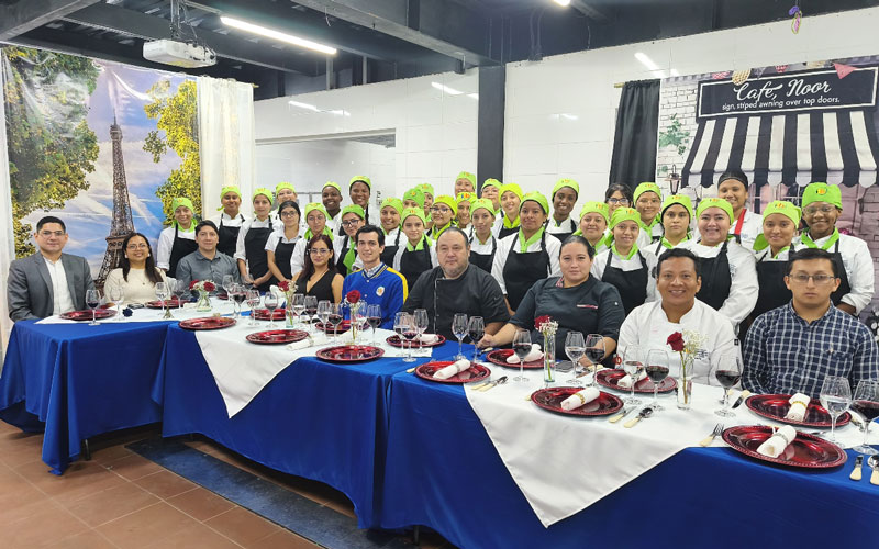 Estudiantes de Gastronomía del Programa Becas Futuro Femenino rinden homenaje a la cocina francesa La Petite Bohème. 