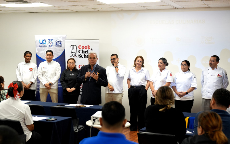 Docentes de la carrera de Gastronomía del ITB participan en el encuentro de escuelas gastronómicas y huecas rumbo a Raíces 2025.