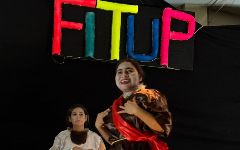 Grupo Camaleón del ITB y la UBE brilla en Festival Internacional con obra Las Asambleístas