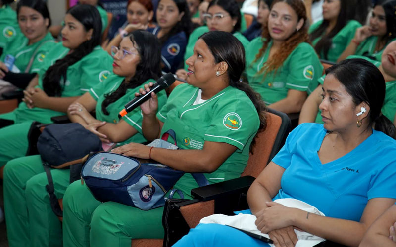 Estudiantes de la carrera de Tecnico Superior en Enfermería del ITB participan en Casa Abierta y Conferencia “Nutriendo 2025” 