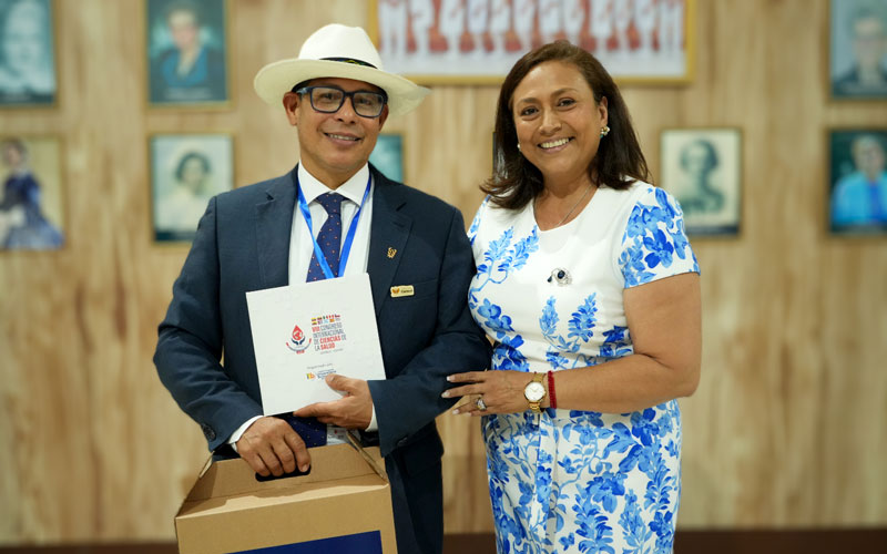 Brindis por la ciencia, la educación y la unión institucional. 