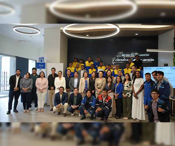 Estudiantes del ITB obtienen el primer lugar en Hackathon de innovación energética organizada por CNEL EP